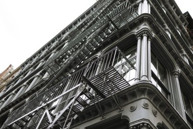 NEW YORK, ABD - 5 Nisan 2024: Dökme demirden mimarisi, karmaşık ayrıntıları ve yangın merdivenleriyle bilinen tarihi Judd Vakfı, SoHo, bir zamanlar sanatçı Donald Judd 'un evi ve stüdyosuydu.