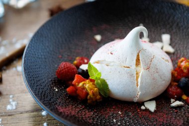 Tutku kremalı Pavlova çilekli pasta, çilekli, kremalı. Modern gurme yemek restoranında öğle yemeği olarak sunulan lezzetli tatlı tatlı yemekleri..