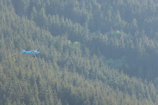Маленький Самолет Летящий Над Лесом Карпатах — стоковое фото