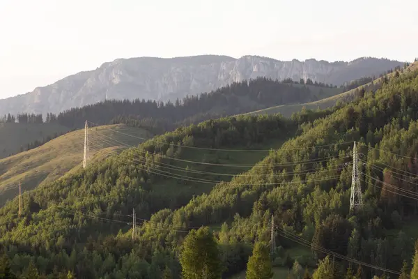 山林景観を背景にした高電圧線 — ストック写真