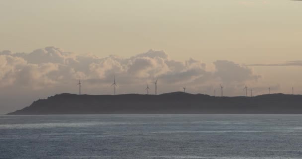 Fazenda Turbinas Eólicas Lado Água Oceano Com Ondas Dia Ensolarado — Vídeo de Stock