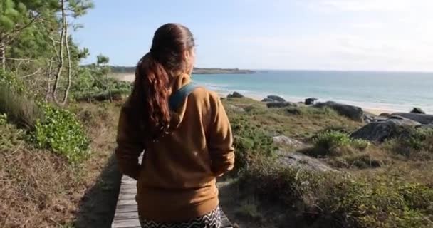 Joven Mujer Latina Sola Caminando Lento Camino Lado Playa Del — Vídeos de Stock