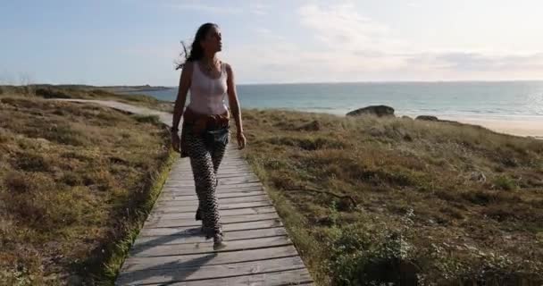 Молодая Латиноамериканка Одна Медленно Идет Тропинке Рядом Океанским Пляжем Ясный — стоковое видео