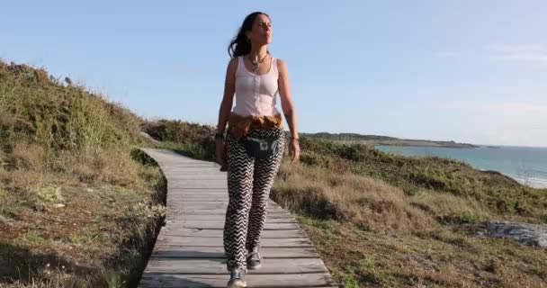 Молодая Латиноамериканка Одна Медленно Идет Тропинке Рядом Океанским Пляжем Ясный — стоковое видео