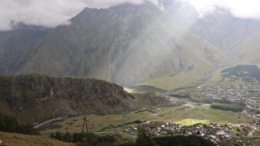 Kafkasya 'daki Stepantsminda köyü Gürcistan, güneş doğarken dağ manzarası.