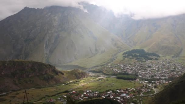 Stepantsminda Pueblo Georgia Cáucaso Montañas Panorama Amanecer — Vídeo de stock