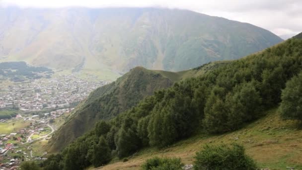 日出时分高加索山脉格鲁吉亚Stepantsminda村全景 — 图库视频影像