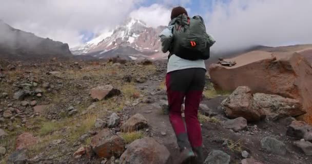 Kvinna Ensam Vandring Vandringsled Cacasus Berg Mot Gergeti Glaciär Stepantsminda — Stockvideo