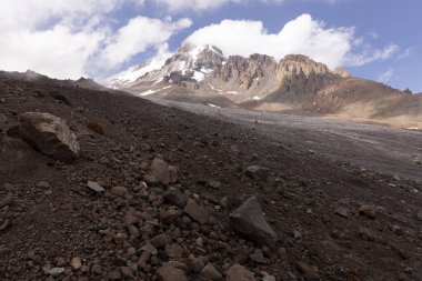 Kazbek dağı, Gürcistan 'da yaz güneşli bir günde kar ve sisle kaplı.