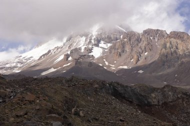 Gürcistan 'daki Kazbegi Dağı Kafkasya dağları güneşli bir günde kar ve sisle kaplı.