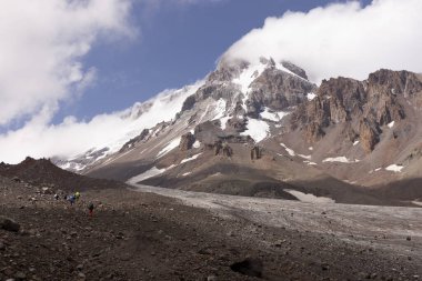 Gürcistan 'ın Kafkasya dağlarında yaz günü yürüyüş yapan bir grup turist.