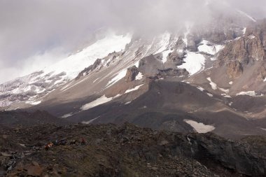 Gürcistan 'daki Kafkas dağlarının manzarası. Kazbek Dağı yakınlarında. Turistler için bavulu olan at karavanıyla.