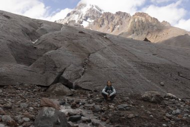 Kafkasya 'da Kazbek dağında Gürcistan' da yürüyüş yapan turist kadın yazın zirveye çıkıyor