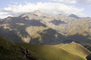 Kafkasya 'da Kazbek dağında Gürcistan' da yürüyüş yapan turist kadın yazın zirveye çıkıyor
