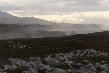 Camino de Santiago Asturias Atlantik kıyısında Bufones de Pria 'da bulutlu bir günde büyük dalgalar ve okyanus suyu