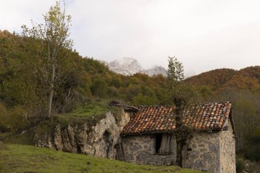 İspanya 'nın kuzeyindeki Picos de Europa Ulusal Parkı' nda sonbahar boyunca dağ köyünün Panorama manzarası