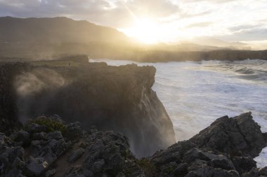İspanya 'nın kuzeyindeki Asturias, Bufones de Pria' da güneşli bir deniz manzarası.