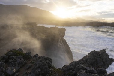 İspanya 'nın Asturias' ın Atlantik kuzey kıyısında rüzgarlı bir günde büyük okyanus dalgalarının manzarası. 