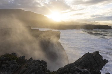 İspanya 'nın Asturias' ın Atlantik kuzey kıyısında rüzgarlı bir günde büyük okyanus dalgalarının manzarası. 