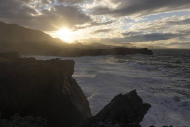 İspanya 'nın Asturias' ın Atlantik kuzey kıyısında rüzgarlı bir günde büyük okyanus dalgalarının manzarası. 