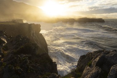 Camino de Santiago Okyanus Atlantik yolu Kuzey Asturias deniz manzarası güneşli bir günde dev dalgalarla
