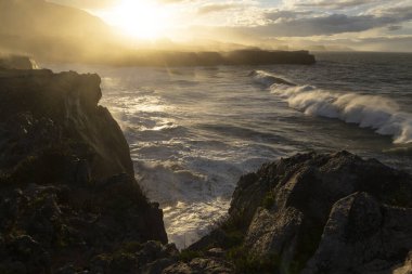 Camino de Santiago Okyanus Atlantik yolu Kuzey Asturias deniz manzarası güneşli bir günde dev dalgalarla