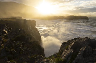 Kuzey İspanya 'nın Atlantik Okyanusu' nun dramatik manzarası Asturias 'ın bir parçası Camino de Santiago yolunun bir parçası büyük dalgalarla güneşli bir günde