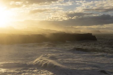 Kuzey İspanya 'nın Atlantik Okyanusu' nun dramatik manzarası Asturias 'ın bir parçası Camino de Santiago yolunun bir parçası büyük dalgalarla güneşli bir günde