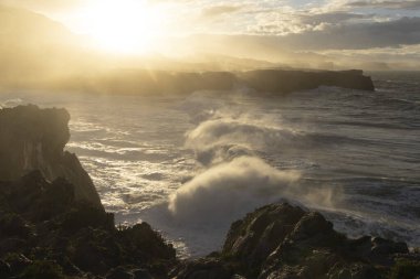 Kuzey İspanya 'nın Atlantik Okyanusu' nun dramatik manzarası Asturias 'ın bir parçası Camino de Santiago yolunun bir parçası büyük dalgalarla güneşli bir günde