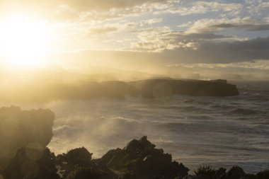 İspanya 'nın kuzeyindeki Asturias' ta, Camino de Santiago yolunun Bufones de Pria bölgesindeki kıyı şeridine çarpan dalgalardan akan sular.