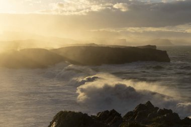 İspanya 'nın kuzeyindeki Asturias' ta, Camino de Santiago yolunun Bufones de Pria bölgesindeki kıyı şeridine çarpan dalgalardan akan sular.