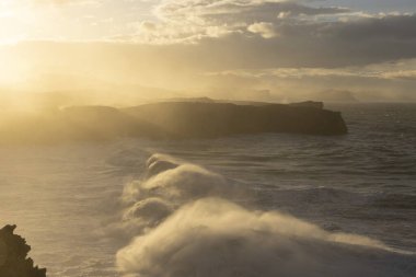İspanya 'nın kuzeyindeki Asturias' ta, Camino de Santiago yolunun Bufones de Pria bölgesindeki kıyı şeridine çarpan dalgalardan akan sular.