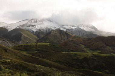 Sonbaharda İspanya 'nın Asturias bölgesindeki Las ubinas la mesa rezervinin dağ manzarası