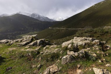 Astuarias 'taki Las Ubinas la Mesa doğal parkının bulutlu manzarası dramatik bulutlar ve güneşli panoramik çayırlar, orman ve tepeler