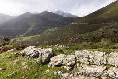 Astuarias 'taki Las Ubinas la Mesa doğal parkının bulutlu manzarası dramatik bulutlar ve güneşli panoramik çayırlar, orman ve tepeler