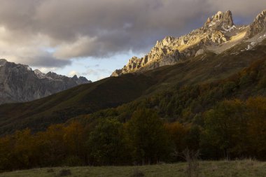 İspanya 'nın kuzeyindeki Cantabrian Dağları' nda günbatımında Picos de Europa natinal parkının sonbahar manzarası.