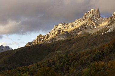 İspanya 'nın kuzeyindeki Cantabrian Dağları' nda günbatımında Picos de Europa natinal parkının sonbahar manzarası.
