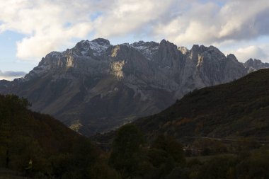 İspanya 'daki Picos de Europa dağlarının günbatımında sonbahar orman yaprakları ve parlak renklerle manzarası