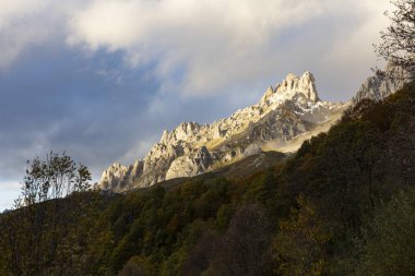 İspanya 'daki Picos de Europa Natinal Park Dağları' nın sonbahar manzarası. Parlak orman yaprakları ve gün batımıyla birlikte.