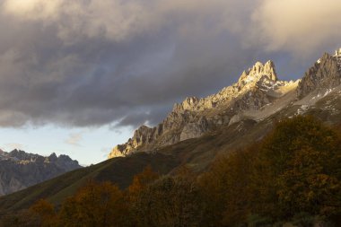 İspanya 'daki Picos de Europa Natinal Park Dağları' nın sonbahar manzarası. Parlak orman yaprakları ve gün batımıyla birlikte.
