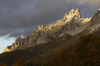 İspanya 'daki Picos de Europa Natinal Park Dağları' nın sonbahar manzarası. Parlak orman yaprakları ve gün batımıyla birlikte.