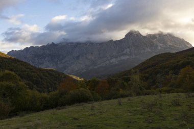 İspanya 'nın kuzeyindeki Cantabrian Dağları' ndaki Picos de Europa ulusal parkı üzerinde gündoğumu manzarası Orman ve dağ zirveleri ile aydınlık ve güneşli bir sonbahar günü