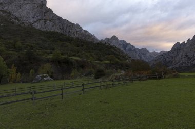 İspanya 'nın kuzeyindeki Cantabrian Dağları' ndaki Picos de Europa ulusal parkı üzerinde gündoğumu manzarası Orman ve dağ zirveleri ile aydınlık ve güneşli bir sonbahar günü