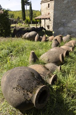 Geleneksel amforo kil şarap kabı için. Üzüm mayalamak için kullanılan eski bir kırsal sürahi..