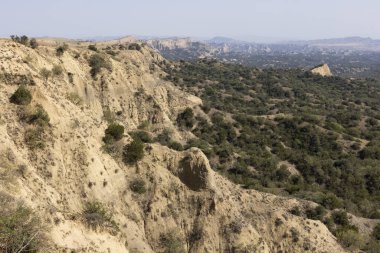 Vashlovani Ulusal Parkı 'nın panoramik manzarası. Gürcistan' da gün batımında doğal rezerv. Yarı çöl kumtaşı dağları.