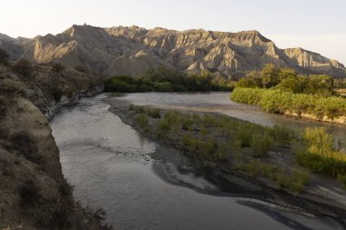 Gürcistan 'da Vashlovani Milli Parkı' ndaki Alazani nehri. Kuru dağlar ve gün batımında çöl manzarası.