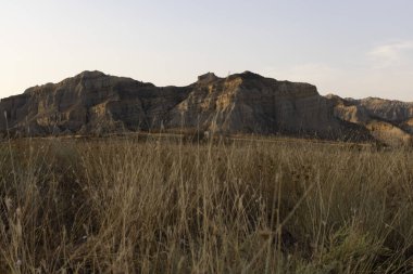 Vashlovani Ulusal Parkı 'ndaki Gürcistan dağları. Gün batımında yarı çöl manzaralı uçurumlar ve kuru kumtaşı sırtı.