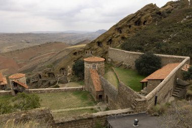 Güneşli bir günde Gürcistan 'ın Kakheti bölgesinin kumtaşı dağına oyulmuş David Gareja manastırı kompleksi