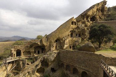 Gürcistan 'daki David Gareja' daki manastır kompleksinin manzarası taştan bir dağlık alana oyulmuş.