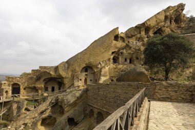 Gürcistan 'daki David Gareja' daki manastır kompleksinin manzarası taştan bir dağlık alana oyulmuş.